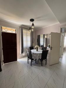 ein Esszimmer mit Tisch und Stühlen in der Unterkunft JPAL Properties in Kisumu