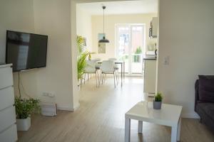 una sala de estar con un sofá y una mesa en 2015 FeWo Schauf Whg2, en Dahme