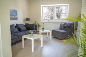 una sala de estar con un sofá y una mesa en 2015 FeWo Schauf Whg2, en Dahme 10 fotos más