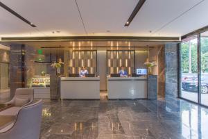 Fuajee või vastuvõtt majutusasutuses Echarm Hotel Hezhou Avenue