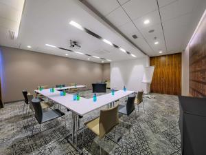 a conference room with a long table and chairs at Mercure Gdańsk Posejdon in Gdańsk