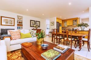 Χώρος καθιστικού στο Noordhoek Farm Village getaway house