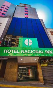 un cartel de iniciativa nacional del hotel en la parte delantera de un edificio en Hotel Nacional Inn Porto Alegre - Próximo ao Complexo Hospitalar Santa Casa e UFRGS, en Porto Alegre