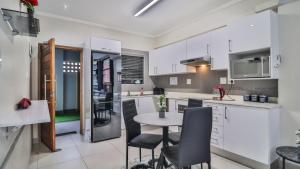 Dapur atau dapur kecil di Umhlanga Rox - 2 Bedroom apartment with sea view +11 gambar
