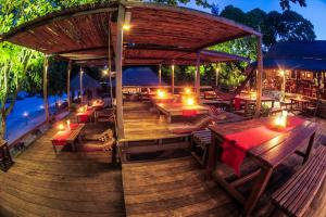 Ein Restaurant oder anderes Speiselokal in der Unterkunft Castaway Resort Koh Lipe 