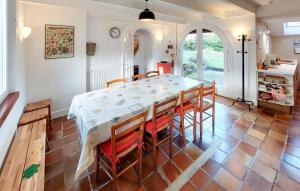eine Küche und ein Esszimmer mit Tisch und Stühlen in der Unterkunft Nice Home In Plouguerneau With Wifi in Plouguerneau