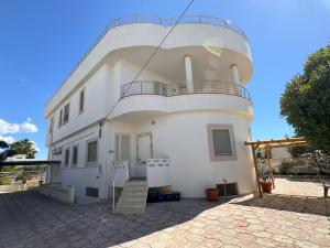 Villa Odetta - appartamento Anfora في توري كوليمينا: مبنى ابيض كبير وقمه في الدوران +22 صورة