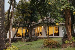 Montrose Golf Resort and Spa - Coorg في Jambur: منزل في وسط غابة