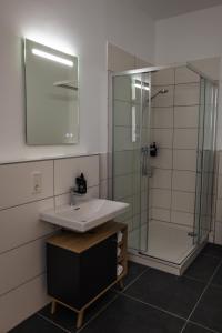 Afbeelding uit fotogalerij van HLN APARTMENTS Am Bahnhof in Saarbrücken +27 foto's