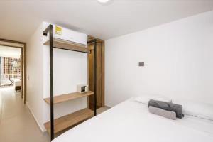 Giường trong phòng chung tại Luxury 5BR 6Bath Apartment with Jacuzzi in Manila