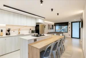 Nhà bếp/bếp nhỏ tại Luxury 5BR 6Bath Apartment with Jacuzzi in Manila