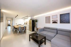 Khu vực ghế ngồi tại Luxury 5BR 6Bath Apartment with Jacuzzi in Manila