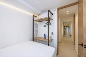 Giường trong phòng chung tại Luxury 5BR 6Bath Apartment with Jacuzzi in Manila +7 ảnh