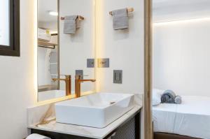 Phòng tắm tại Luxury 5BR 6Bath Apartment with Jacuzzi in Manila