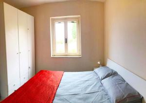 a bedroom with a bed and a window at Marasusa Dreams in Parghelia