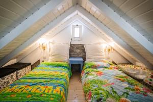 two beds in a room with a attic at Casa Neverland in Vila Baleira
