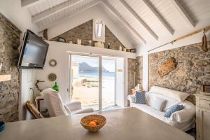 a living room with a table and a view of the ocean at Casa Neverland in Vila Baleira