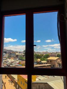 una vista da una finestra della città di Big Bang Hôtel Behoririka a Antananarivo