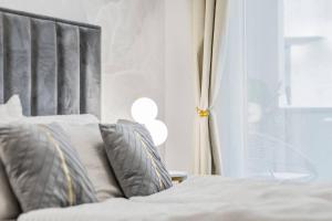 a bedroom with a bed and a window at Balkon I Parkplatz I 5 Minuten zum Einkaufszentrum I schnelles WLAN in Vienna +22 photos