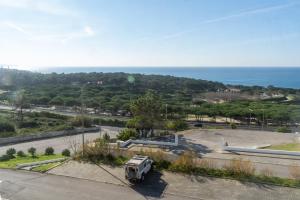 a truck parked in a parking lot next to the ocean at Ribeira DIlhas Beach Apartment in Ericeira