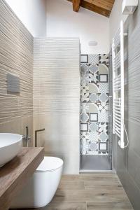 ein Badezimmer mit Toilette, Waschbecken und Dusche in der Unterkunft Casa Teresa con vista in Modica + 13 Fotos