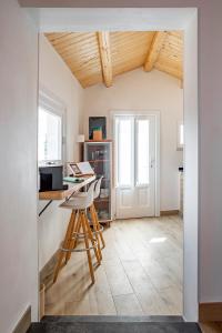 Zimmer mit einem Schreibtisch und einem Computer. in der Unterkunft Casa Teresa con vista in Modica