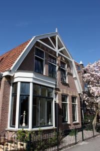 a red brick house with a large window at Bed & Breakfast Diemerbrug in Amsterdam