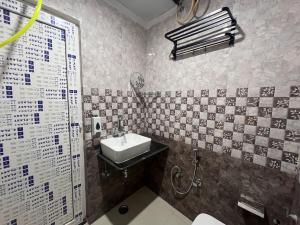 Koupelna v ubytování Aksheta hotels Ayodhya Airport Road