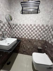 Koupelna v ubytování Aksheta hotels Ayodhya Airport Road
