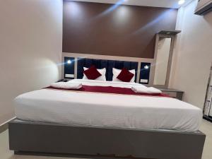Postel nebo postele na pokoji v ubytování Aksheta hotels Ayodhya Airport Road