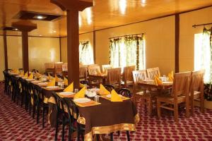 a dining room with tables and chairs with yellow napkins at Martsemik Camping Spangmik in Chimre