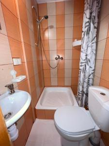 Kúpeľňa v ubytovaní Domki i pokoje Toporówka + 37 fotografií
