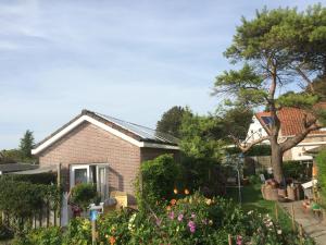 a house with a garden in front of it at Hello Zeeland - vakantiewoning Porrenaerstraat 2 in Aagtekerke