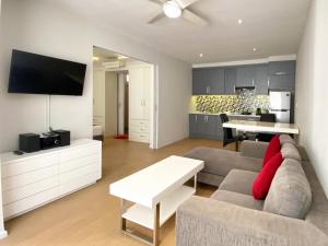 un soggiorno con un divano e un tavolo di Coast Boutique Hotel a Kuta