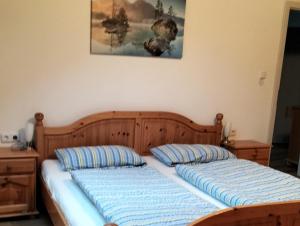 een bed met twee kussens erop bij Bauernhof Gorihof in Aschau im Chiemgau
