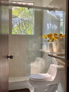 ノカイマにあるPioneros Campestreのトイレとガラスのシャワー付きのバスルーム +32枚の写真