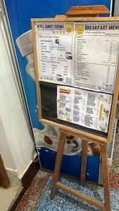 奥拉奇哈Hotel Paradise Inn的站台上早餐菜单的标志