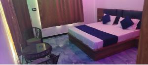 Hotel Paradise Inn客房内的一张或多张床位