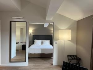 Postel nebo postele na pokoji v ubytování Grand Hotel de Castres