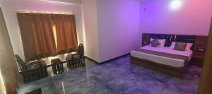 Hotel Paradise Inn客房内的一张或多张床位