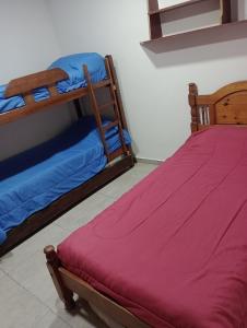 Un dormitorio con dos literas en una habitación. en Casa KAIROS, en Federación