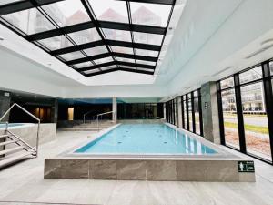 Bazén v ubytovaní Apartament 420 Green Port Basen & Jacuzzi Kołobrzeg alebo v jeho blízkosti