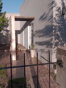 un porche de una casa con una valla en Casa KAIROS, en Federación 11 fotos más