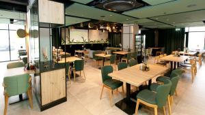 Reštaurácia alebo iné gastronomické zariadenie v ubytovaní Apartament 420 Green Port Basen & Jacuzzi Kołobrzeg
