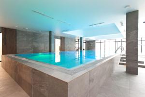 Bazén v ubytovaní Apartament 420 Green Port Basen & Jacuzzi Kołobrzeg alebo v jeho blízkosti