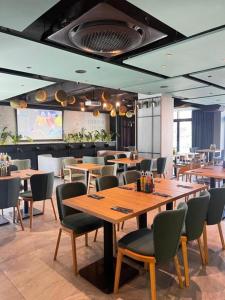 Reštaurácia alebo iné gastronomické zariadenie v ubytovaní Apartament 420 Green Port Basen & Jacuzzi Kołobrzeg