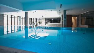 Bazén v ubytovaní Apartament 420 Green Port Basen & Jacuzzi Kołobrzeg alebo v jeho blízkosti