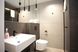 Kúpeľňa v ubytovaní Apartament 420 Green Port Basen & Jacuzzi Kołobrzeg