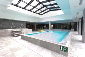 Bazén v ubytovaní Apartament 420 Green Port Basen & Jacuzzi Kołobrzeg alebo v jeho blízkosti