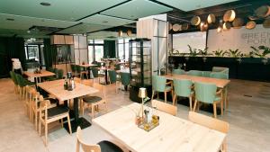 Reštaurácia alebo iné gastronomické zariadenie v ubytovaní Apartament 420 Green Port Basen & Jacuzzi Kołobrzeg
